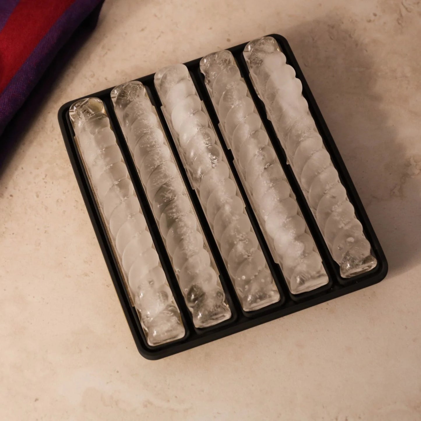 Designstuff - Spiral Twist Ice Cube Tray - Black