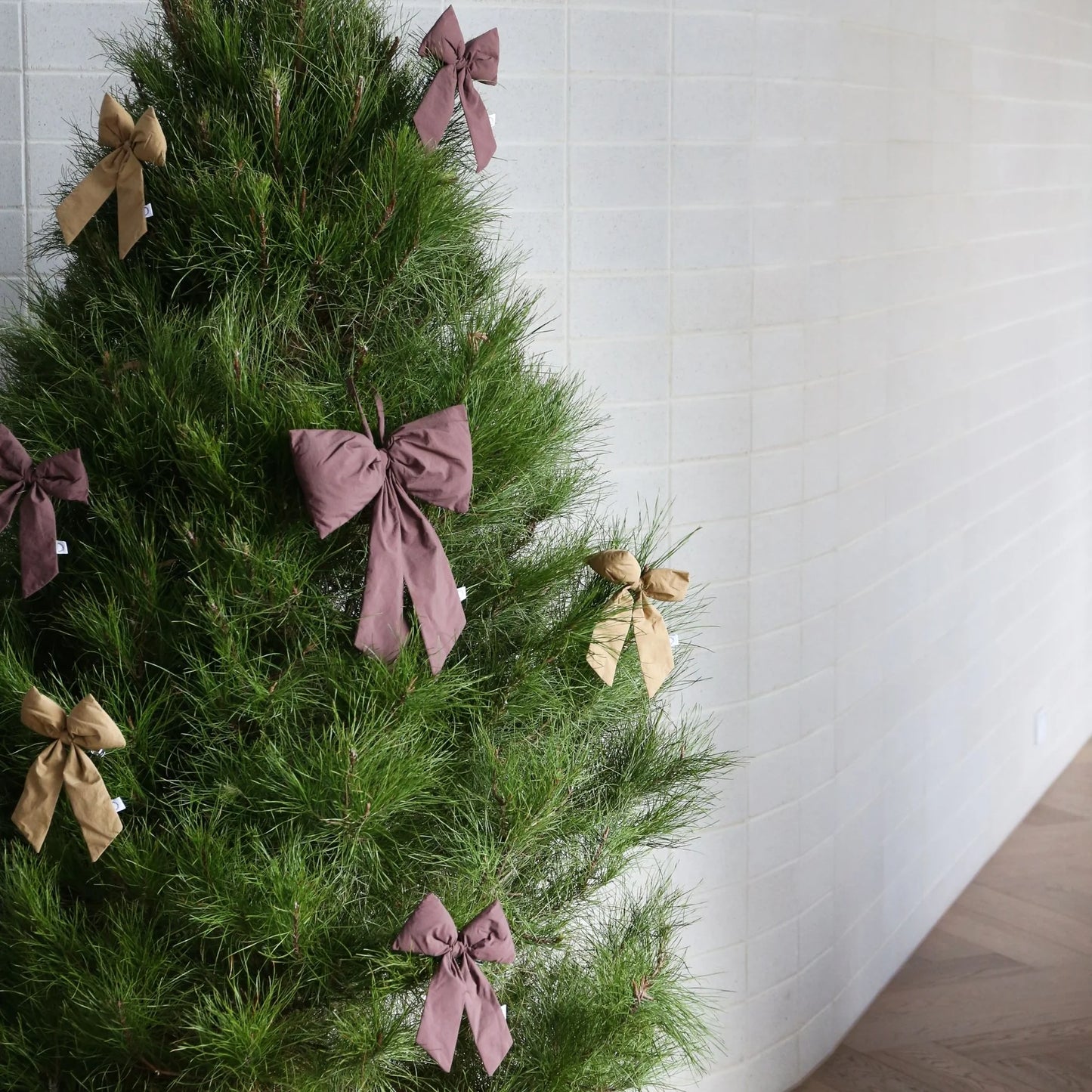 Designstuff - Luva Bow With Tree Clip- Small- H24cm - Burgundy