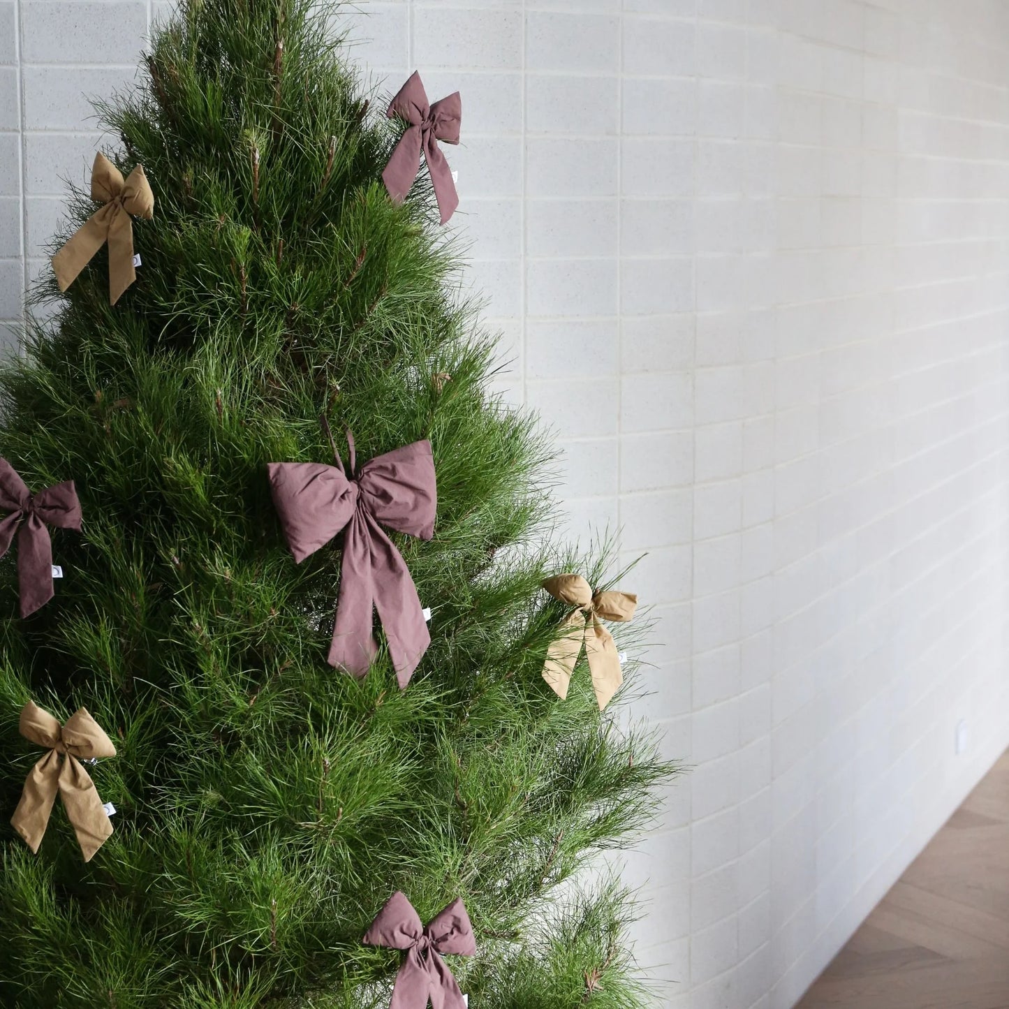 Designstuff - Luva Hanging Door Bow - Medium- H32cm - Burgundy