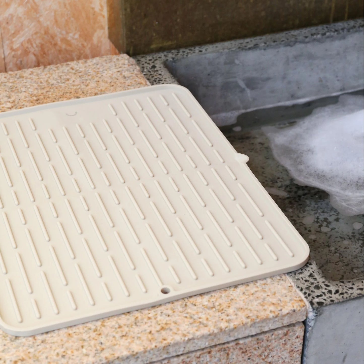 Designstuff - Folding Silicone Drying Mat Large W / Drainage Mouth - Sand