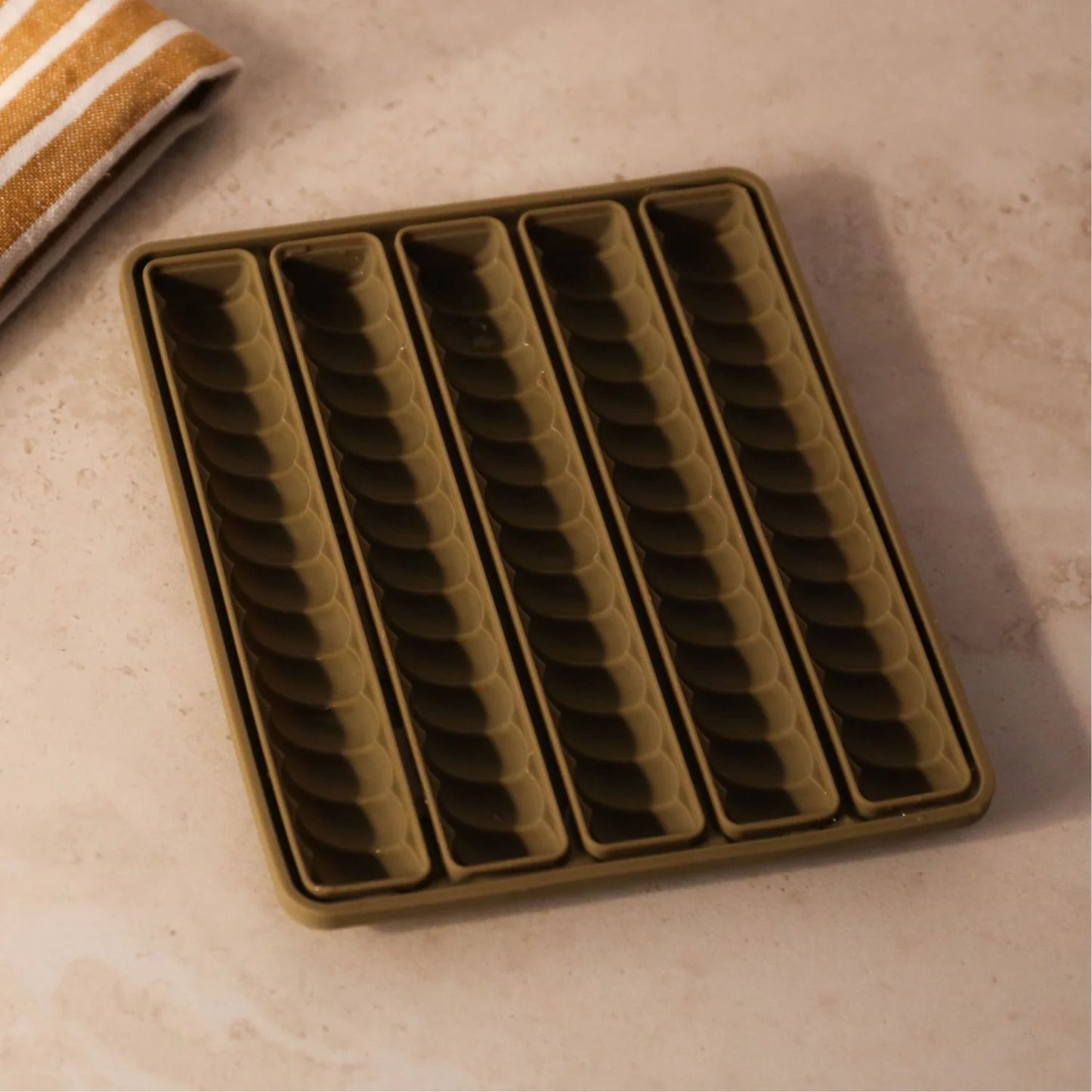 Designstuff - Spiral Twist Ice Cube Tray - Khaki