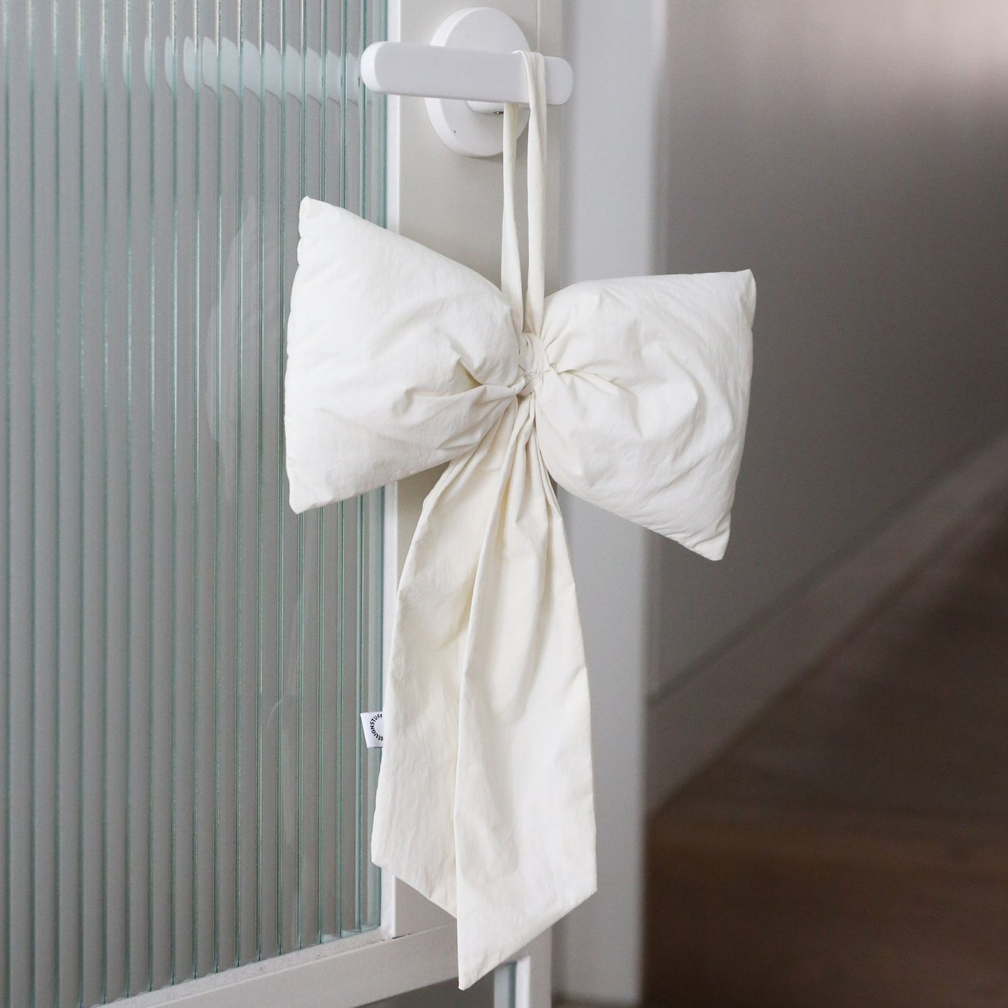 Designstuff - Luva Hanging Door Bow - Medium- H32cm - Cream