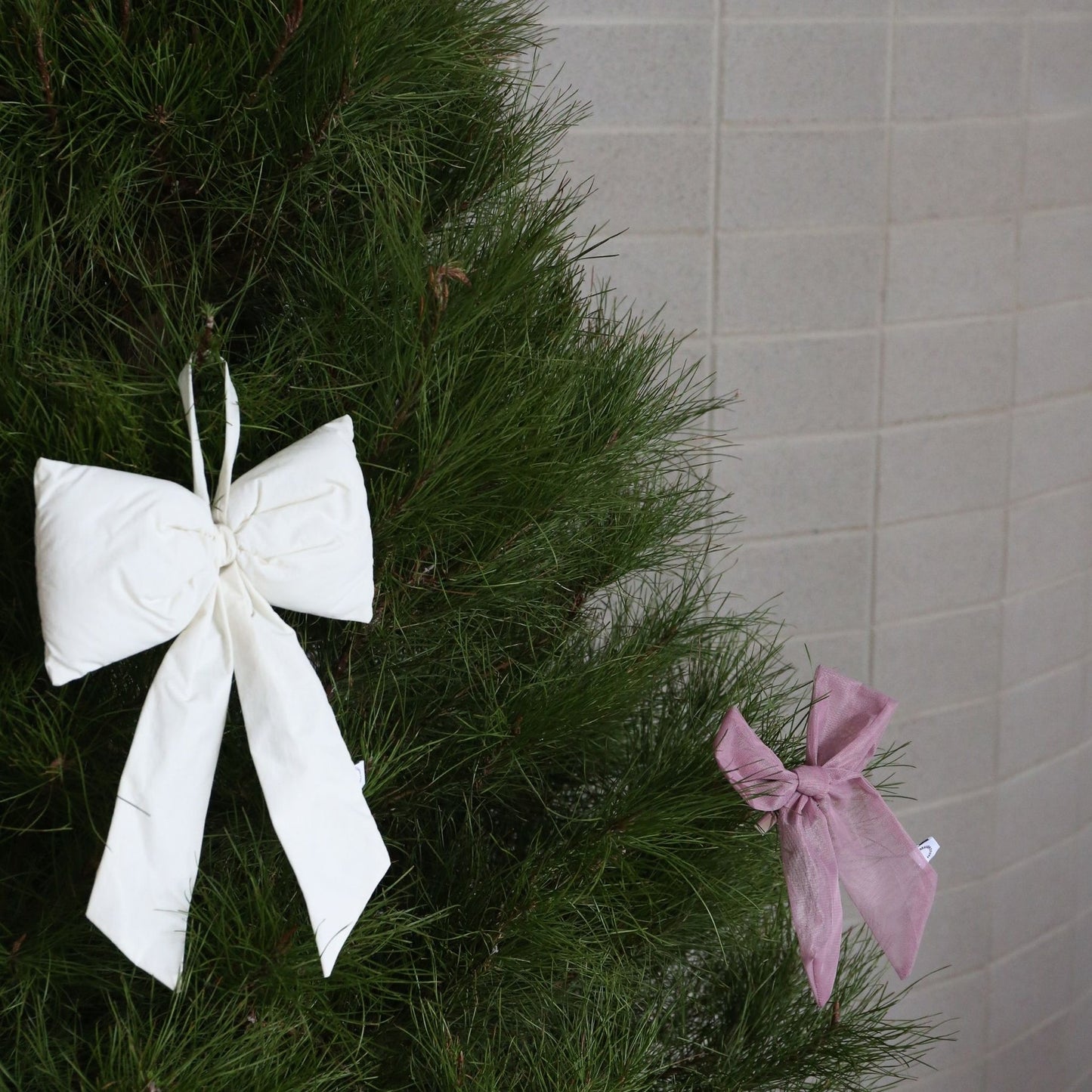 Designstuff - Luva Hanging Door Bow - Medium- H32cm - Cream