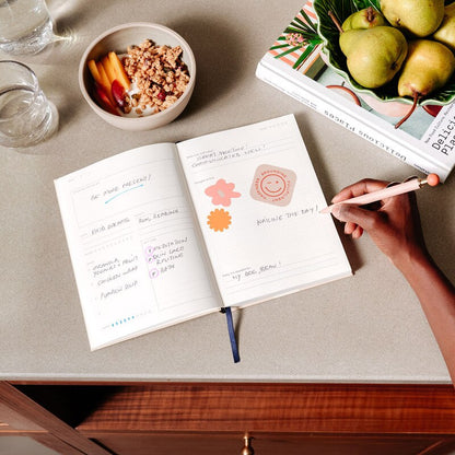 Papier - Hardcover Notebook - A5 - Wellness Journal - Tulip Vase